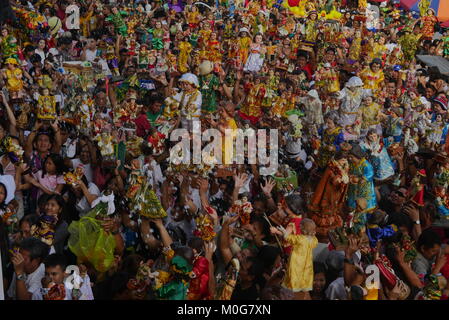 Manila, Filippine. Xxi gen, 2018. Una folla di sto. Nino statue ottenere le sue benedizioni. Credito: George Buid/Pacific Press/Alamy Live News Foto Stock