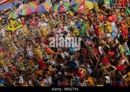 Manila, Filippine. Xxi gen, 2018. Una benedizione del Santo acqua viene spruzzata la folla. Credito: George Buid/Pacific Press/Alamy Live News Foto Stock