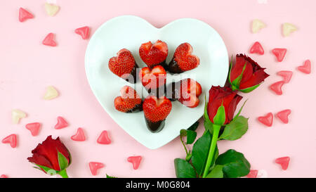 Buon San Valentino overhead laici piana a forma di cuore fragole affogate nel cioccolato. Foto Stock