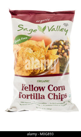 Winneconne, WI - 18 Gennaio 2018: un sacco di salvia Valley organico mais giallo tortilla chips isolato su un background. Foto Stock