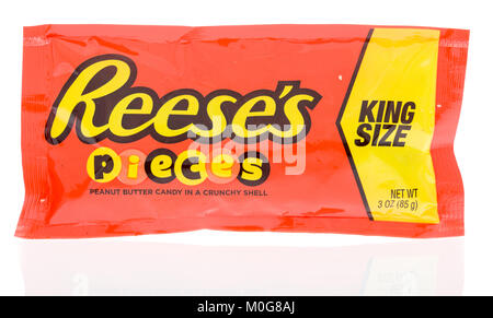 Winneconne, WI - 18 Gennaio 2018: un pacchetto di un letto di dimensione King Reese's pezzi isolato su un background. Foto Stock