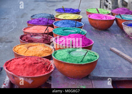 Coni colorati di polvere di vernice nel mercato, Pushkar, Rajasthan, India Foto Stock