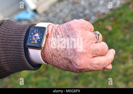 Un Apple Guarda serie 3 sui polsi di una donna più anziana. Foto Stock