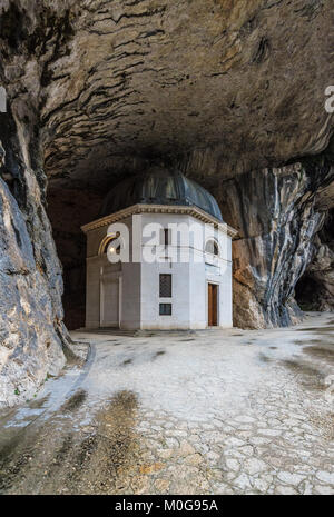 Tempio di Valadier (Italia) - Il grandioso santuario di pietra a Genga comunali, Regione Marche, accanto a grotte di Frasassi Foto Stock