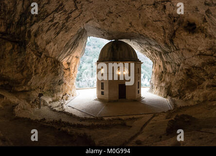 Tempio di Valadier (Italia) - Il grandioso santuario di pietra a Genga comunali, Regione Marche, accanto a grotte di Frasassi Foto Stock