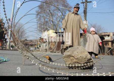 Srinagar, India. Xxi gen, 2018. Il Jammu e Kashmir governo domenica imposto restrizioni nelle parti di Srinagar città per prevenire le proteste contro il massacro di 55 persone su 21 Gennaio nel 1990. La pro-libertà camp aveva chiamato per la marcia di protesta al ventottesimo anniversario della Gaw Kadal massacro indiano del Kashmir controllata Credito: Arfath Naseer/Pacific Press/Alamy Live News Foto Stock