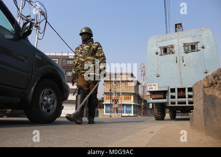 Srinagar, India. Xxi gen, 2018. Il Jammu e Kashmir governo domenica imposto restrizioni nelle parti di Srinagar città per prevenire le proteste contro il massacro di 55 persone su 21 Gennaio nel 1990. La pro-libertà camp aveva chiamato per la marcia di protesta al ventottesimo anniversario della Gaw Kadal massacro indiano del Kashmir controllata Credito: Arfath Naseer/Pacific Press/Alamy Live News Foto Stock