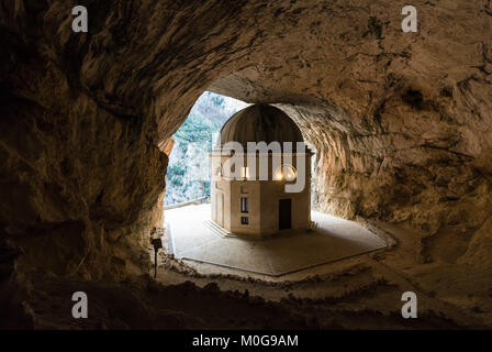 Tempio di Valadier (Italia) - Il grandioso santuario di pietra a Genga comunali, Regione Marche, accanto a grotte di Frasassi Foto Stock