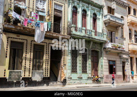 Colorata architettura della vecchia Havana, Cuba Foto Stock