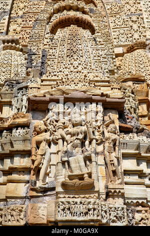 Dettaglio delle sculture di Samideshwar tempio indù, situato all'interno della fortezza (Garh) di Chittorgarh, Rajasthan, India Foto Stock