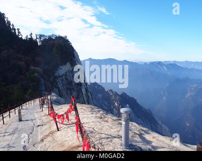 Huashan del Sacro Monte. Il più pericoloso il sentiero a picco. Viaggiare in Xian City , in Cina nel 2013, Ottobre 21th. Foto Stock