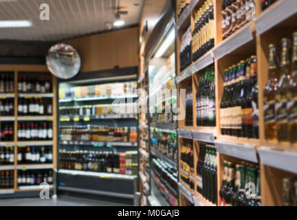 Immagine sfocata di ripiani con bevande alcoliche nel supermercato. Foto Stock