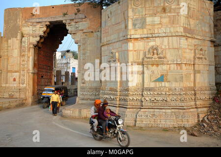 CHITTORGARH, Rajasthan, India - 14 dicembre 2017: Ram Pol cancello che conduce al fort (Garh) di Chittorgarh Foto Stock