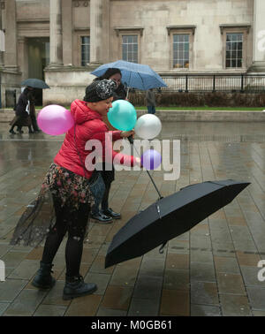 Londra, UK, 20/01/2018 heavy rain a Londra il sabato pomeriggio a Trafalgar Square. Foto Stock