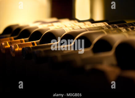 Bottiglie di vino rosso su uno scaffale di legno Foto Stock