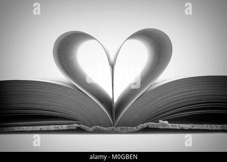 Pagine di un libro a forma di cuore, la fotografia in bianco e nero Foto Stock