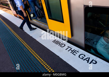 Mente il divario segno su un treno platform. Persona che sta entrando in stazione, Sydney, Nuovo Galles del Sud (NSW), Australia. Foto Stock