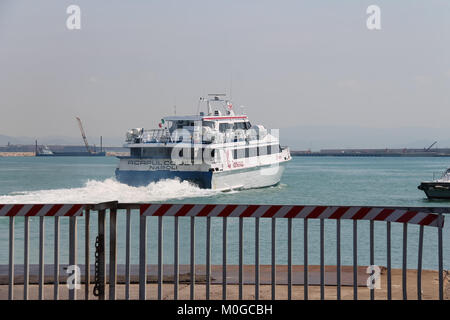 Piombino, Italia - 30 Giugno 2015: Ferry boat Acapulco Jet partono dal molo Foto Stock