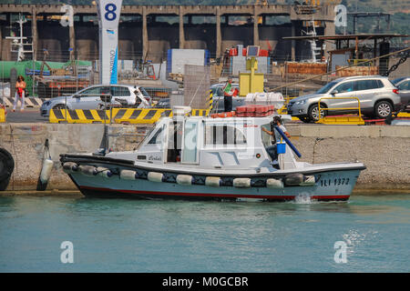 Piombino, Italia - 30 Giugno 2015: Piccola imbarcazione turistica al posto di ormeggio nel porto marittimo Foto Stock