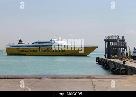 Piombino, Italia - 30 Giugno 2015: Traghetto Corsica Express al posto di ormeggio nel porto marittimo Foto Stock