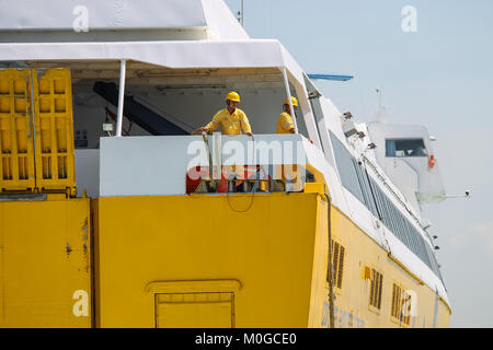 Piombino, Italia - 30 Giugno 2015: Traghetto Corsica Express al posto di ormeggio nel porto marittimo Foto Stock