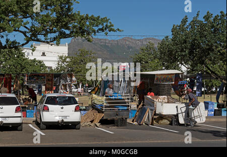 Stellenbosch Western Cape in Sud Africa. Dicembre 2017. Gli operatori di mercato di imballare i loro stallo a chiudere degli affari nel centro della città Foto Stock