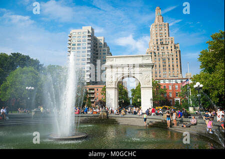 Scenic assolato pomeriggio estivo vista sulla fontana e arco a Washington Square Park nel Greenwich Village, il centro di Manhattan, New York City Foto Stock