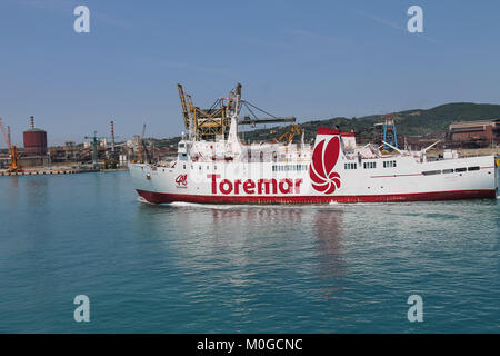 Piombino, Italia - 30 Giugno 2015: Ferry boat Oclasa al posto di ormeggio nel porto marittimo Foto Stock