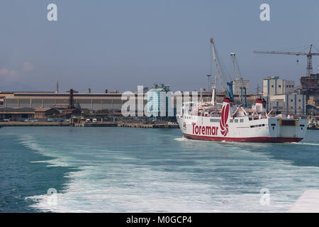 Piombino, Italia - 30 Giugno 2015: Ferry boat Oclasa al posto di ormeggio nel porto marittimo Foto Stock