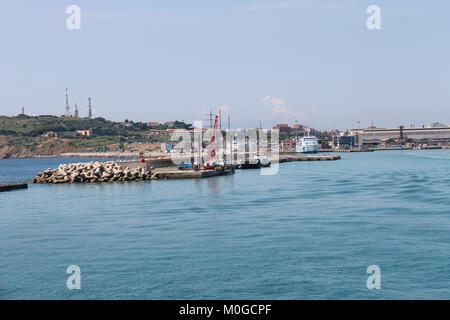 Piombino, Italia - 30 Giugno 2015: il porto di Piombino, vista dal traghetto Foto Stock