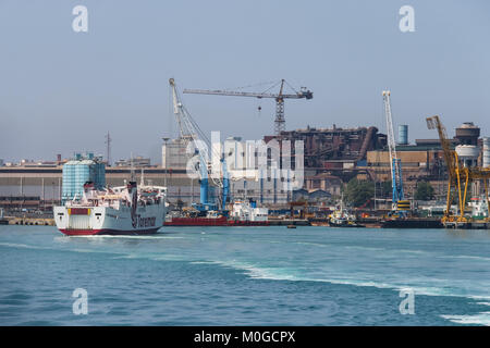 Piombino, Italia - 30 Giugno 2015: area industriale con impianti portuali sulla costa del Mar Tirreno. Foto Stock