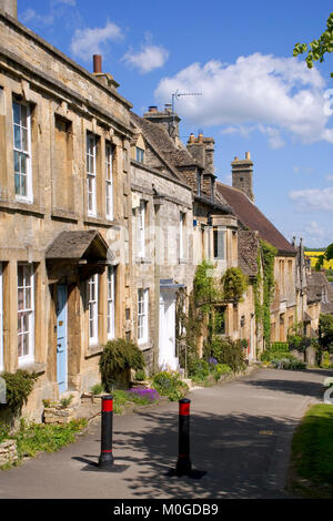 Scena di strada nella pittoresca Burford, Oxfordshire, Cotswolds, REGNO UNITO Foto Stock