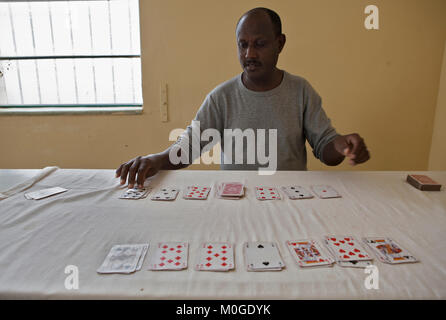 Residenti e personale di Lyster centro di detenzione, Hal lontano, Malta, novembre 2011. La maggior parte dei residenti sono immigrati provenienti da paesi dell'Africa sub-sahariana e ho viaggiato a nord attraverso la Libia e reso treaceorous mare mediterraneo attraversamenti su piccole imbarcazioni e salvato da maltesi coast guard e forze navali. Precedente per vivere nei centri aperti intorno a Malta gli immigrati sono detenuti in l'Hal lontano un centro di detenzione per un massimo di diciotto mesi mentre loro lo status di rifugiato è attribuito e sono dato asilo o restituiti al loro paese. Ricco di fotografia di Bowen Foto Stock