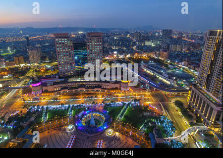 Vista aerea della nuova città di Taipei di Notte Foto Stock