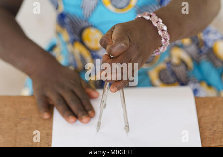 International la presenza delle donne nella scienza giorno - piccola ragazza africana utilizzando Bussola Foto Stock