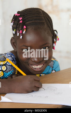 Close up ritratto della bella ragazza africana a scuola Foto Stock