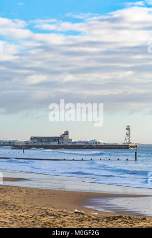 Bournemouth Beach mare con il Molo di Bournemouth in distanza a Bournemouth Dorset Regno Unito nel gennaio Foto Stock