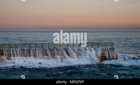 Breakwall a piscina per bambini a La Jolla California in una lunga esposizione come onde lavare sopra e intorno al mattino presto. Foto Stock