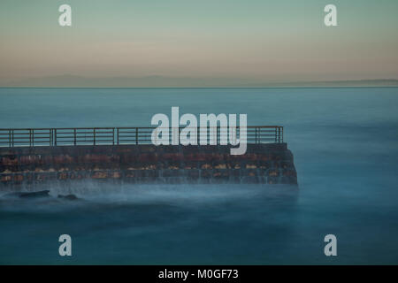 Breakwall a piscina per bambini a La Jolla California in una lunga esposizione come onde lavare sopra e intorno al mattino presto. Foto Stock