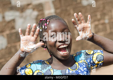 Splendido nero africano ragazza con mani e sapone all'aperto Foto Stock