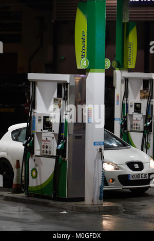 Il rifornimento di carburante per auto al garage BP e il piazzale antistante automatica con le pompe di benzina di notte nel Regno Unito Foto Stock