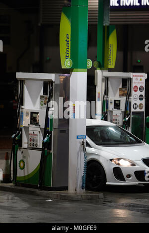 Il rifornimento di carburante per auto al garage BP e il piazzale antistante automatica con le pompe di benzina di notte nel Regno Unito Foto Stock