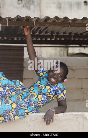 Bella ragazza africana la riproduzione di divertimento all'aperto Foto Stock