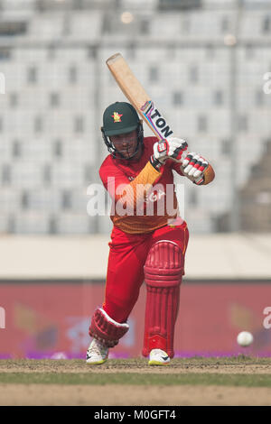 Mirpur, Bangladesh. Xxi gen, 2018. Zimbabwe battitore Brendan Taylor comanda la sfera durante la quarta una giornata internazionale della partita di cricket del Tri-serie tra Sri Lanka vs Zimbabwe a Sher-e-Bangla National Cricket Stadium di Mirpur, Dhaka il 21 gennaio 2018. Credito: Sameera Peiris/Pacific Press/Alamy Live News Foto Stock