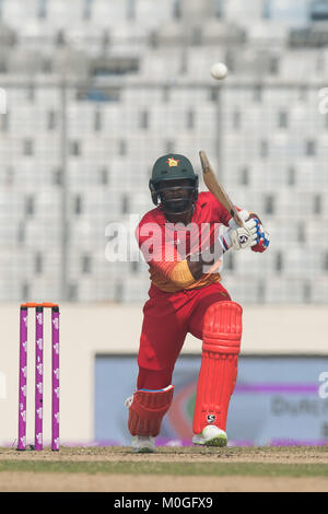 Mirpur, Bangladesh. Xxi gen, 2018. Zimbabwe cricketer Soloman fango guardando la sfera durante il quarto una giornata internazionale della partita di cricket del Tri-serie tra Sri Lanka vs Zimbabwe a Sher-e-Bangla National Cricket Stadium di Mirpur, Dhaka il 21 gennaio 2018. Credito: Sameera Peiris/Pacific Press/Alamy Live News Foto Stock