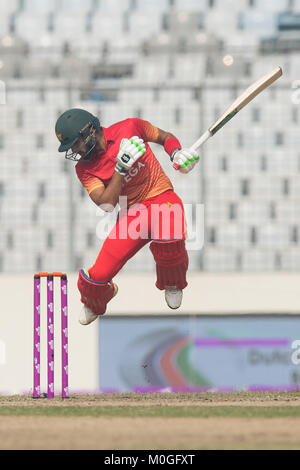 Mirpur, Bangladesh. Xxi gen, 2018. Zimbabwe battitore Sikandar Raza evitando un buttafuori durante il quarto una giornata internazionale della partita di cricket del Tri-serie tra Sri Lanka vs Zimbabwe a Sher-e-Bangla National Cricket Stadium di Mirpur, Dhaka il 21 gennaio 2018. Credito: Sameera Peiris/Pacific Press/Alamy Live News Foto Stock