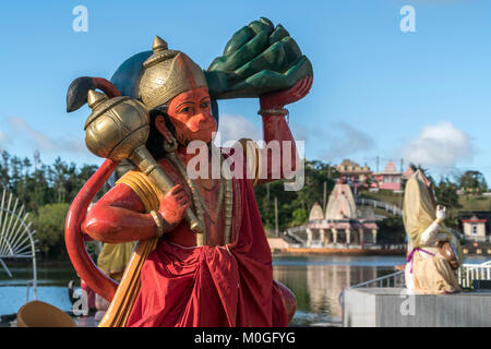 Hanuman statua am Kratersee Ganga Talao oder Grand Bassin, Mauritius, Afrika | Hanuman statua di Ganga Talao o Grand Bassin Crater Lake, Mauritiu Foto Stock