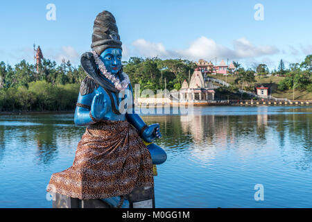 Statua di Shiva am Kratersee Ganga Talao oder Grand Bassin, Mauritius, Afrika | Shiva statua di Ganga Talao o Grand Bassin Crater Lake, Mauritius, Afr Foto Stock