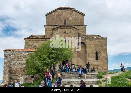 Monastero di Jvari, situato al di sopra della città antica di Mtskheta, Georgia, l'Europa orientale. Una popolare attrazione turistica e sito del Patrimonio Mondiale dell'UNESCO. Foto Stock