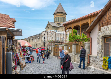 Mtskheta, Georgia, Est Europa - turisti alla città antica di Mtskheta e Cattedrale di Svetitskhoveli complesso. Foto Stock